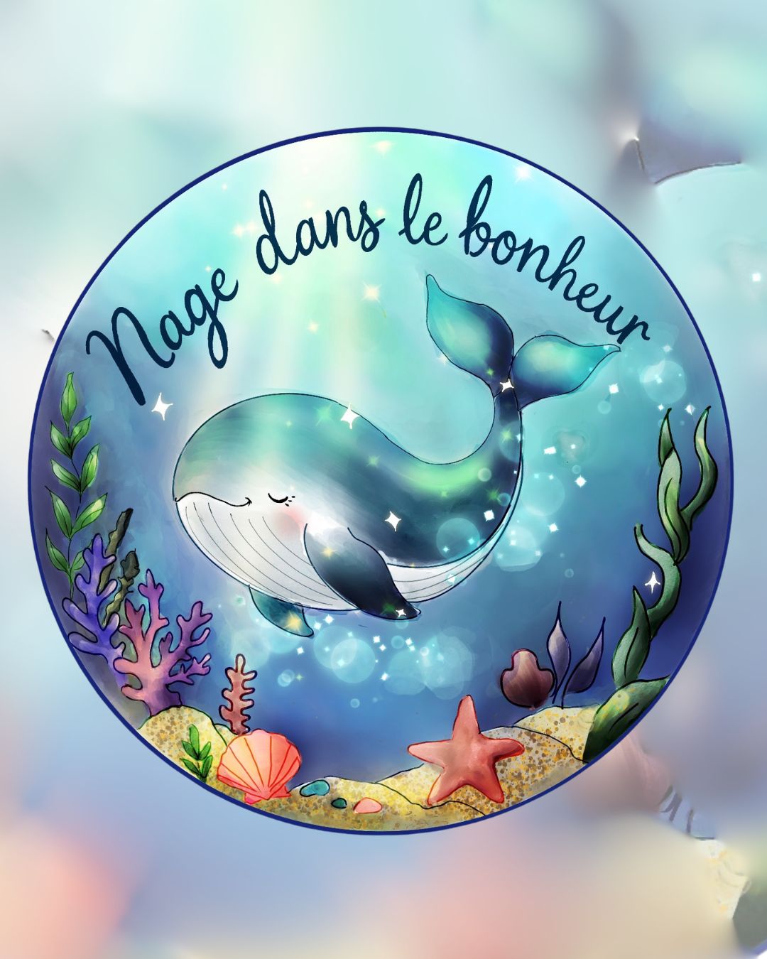 Illustration d’une baleine bleue entourée de coraux et d’une étoile de mer, avec le message Nage dans le bonheur