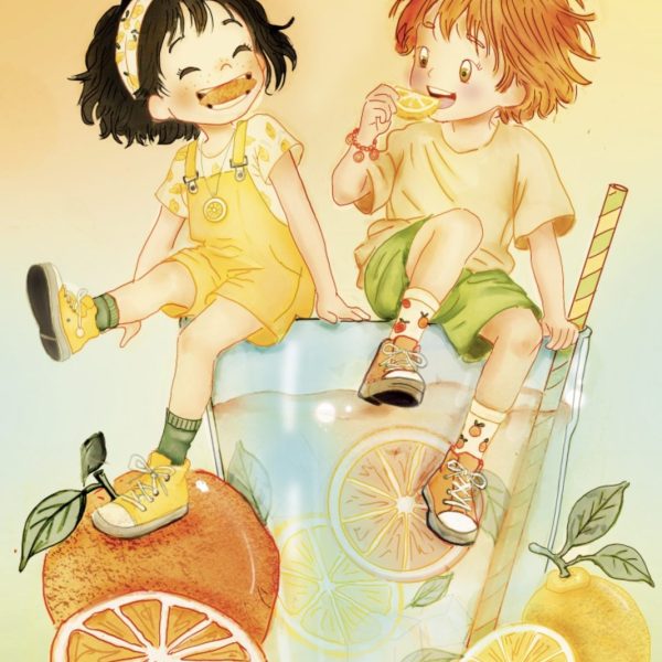 Deux enfants assis sur un verre de citronnade, entourés de citrons et d’oranges
