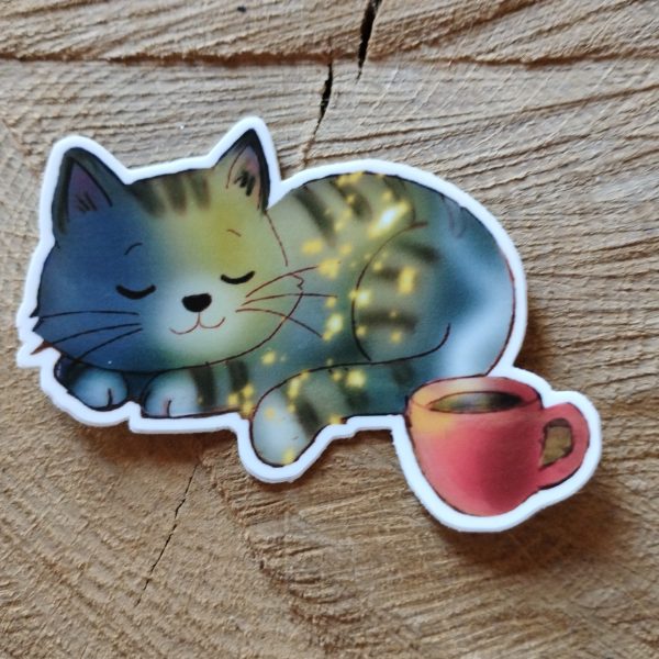 Chat endormi et tasse chaude