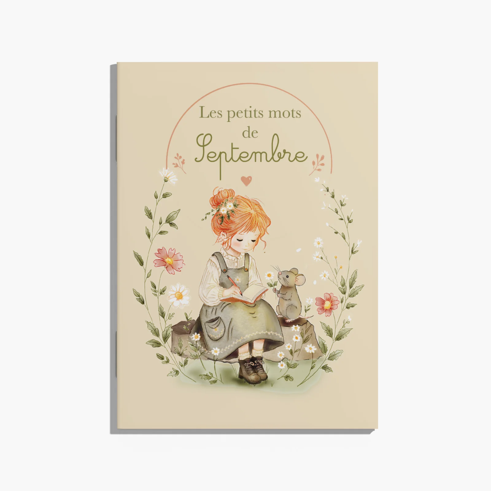 Couverture du carnet A6 Les petits mots de Septembre : une fillette rousse écrit auprès d’une souris parmi les fleurs