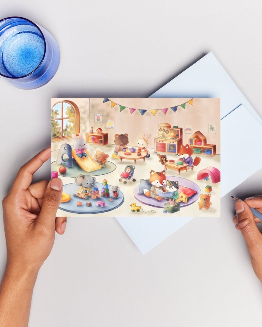 Carte illustrée représentant une crèche remplie de petits animaux