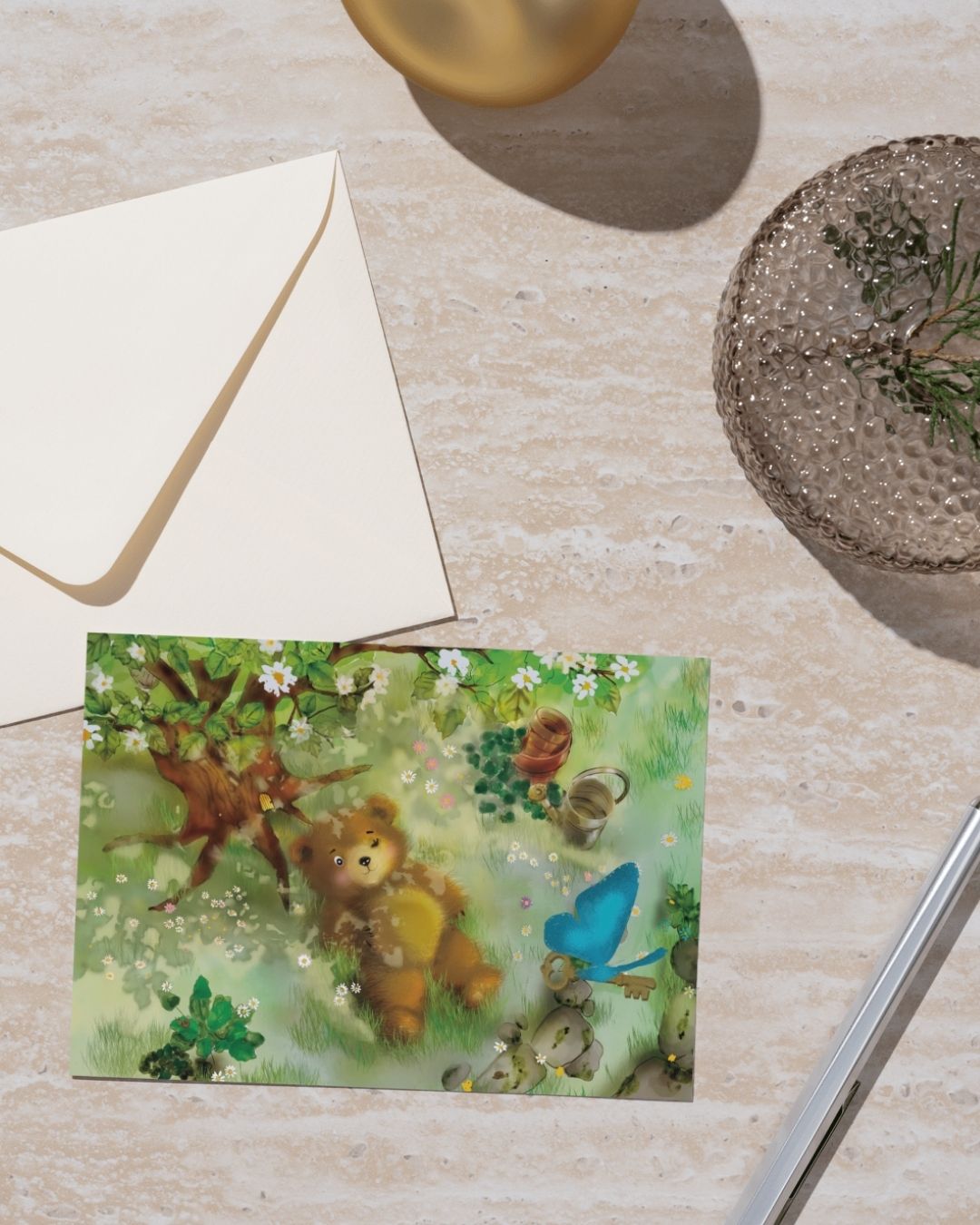 Carte illustrée avec un petit ours, un papillon bleu et une clé dans un jardin