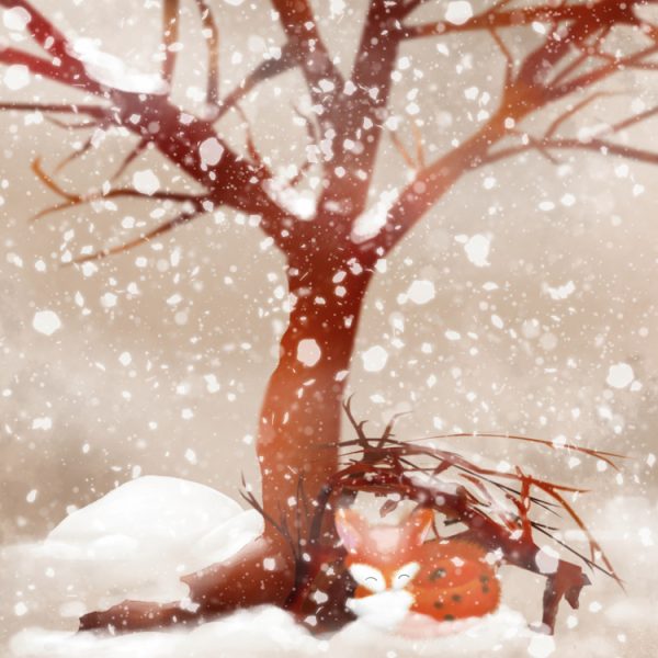 Petit renard roux blotti au pied d’un arbre sous les flocons de neige