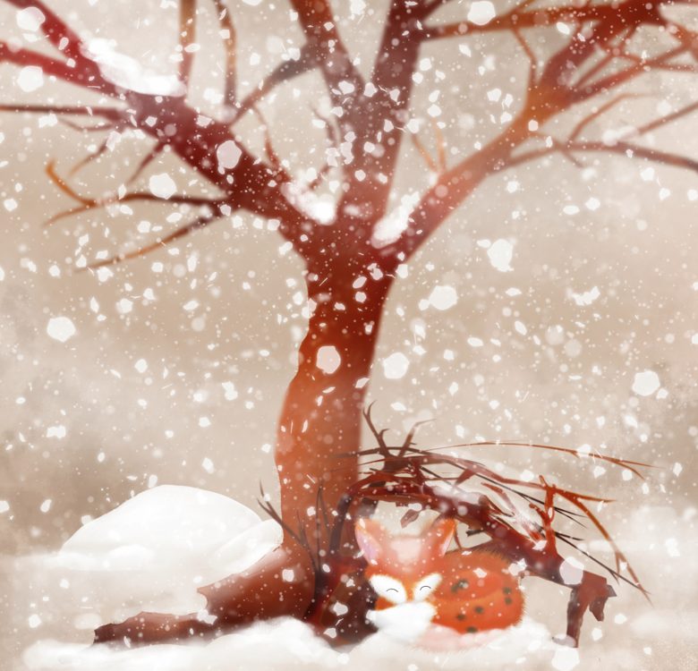 Petit renard roux blotti au pied d’un arbre sous les flocons de neige